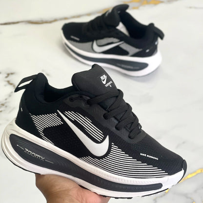 Tenis Run Vomero 18 - Confort, estilo y rendimiento Click Listo